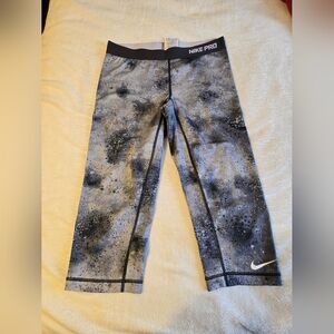 Nike Pro Womens Medium Gray Black Capri Leggings